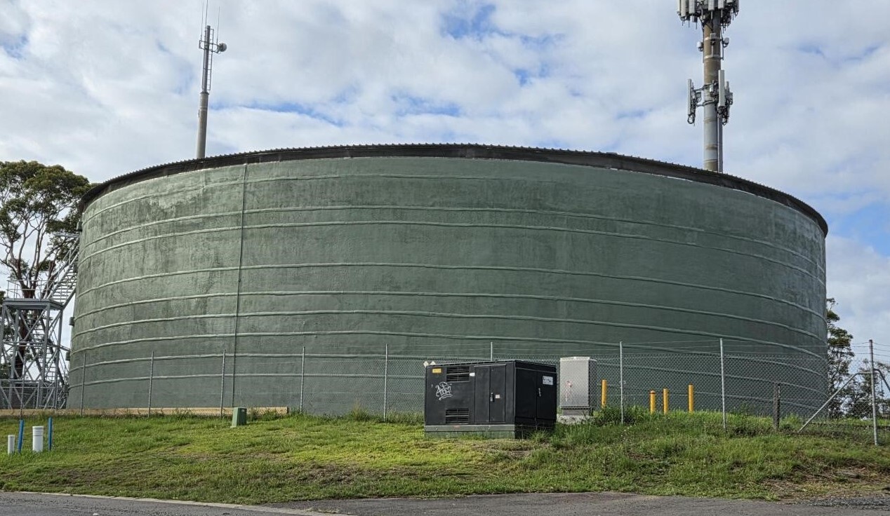 The sun is shining brightly and the grass is very green at Morisset reservoir 2